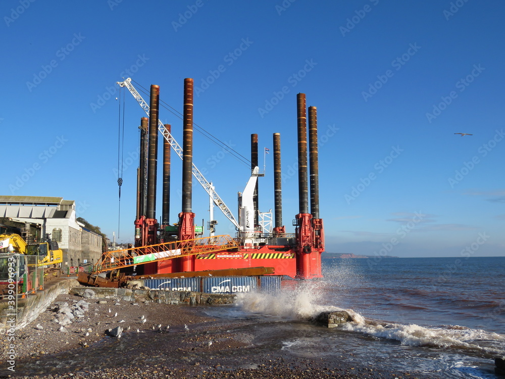Obraz premium DAWLISH, DEVON, UK - Wavewalker 1 platform at Dawlish to upgrade the existing sea wall
