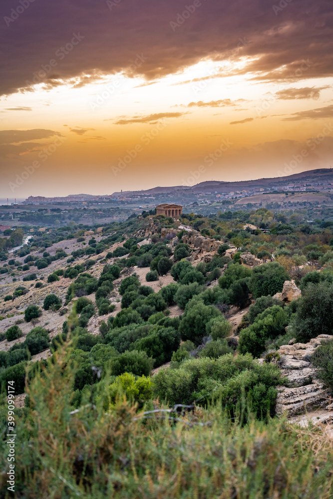Naklejka premium Agrigento, Sicilia, valley of temples (Valle dei Templi). Sicily Temple ruins. Columnes of the Greek. panoramic view