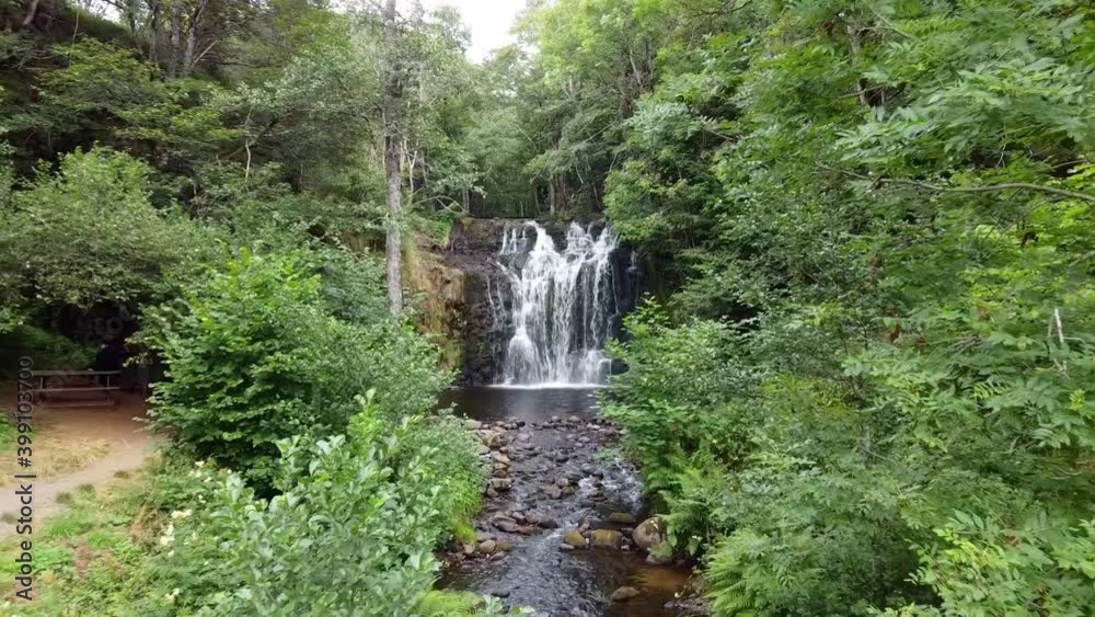 survol d'une cascade en Auvergne survol d'une cascade en Auvergne
