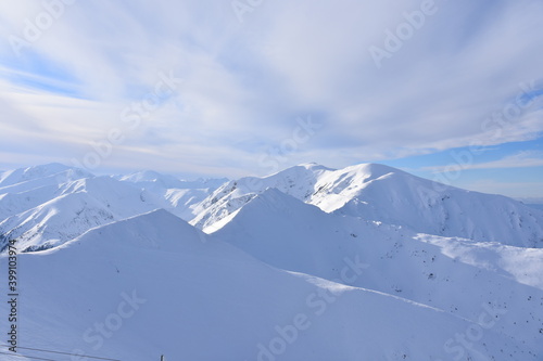 Fototapeta Naklejka Na Ścianę i Meble -  Tatry zima, śnieg, kolej na Kasprowy Wierch, kolej krzesełkowa, stok narciarski