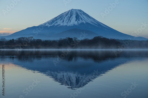 朝の富士山と精進湖 © Kazu8