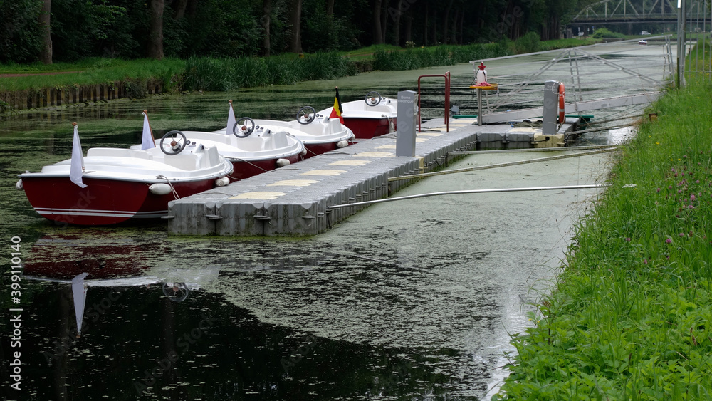 Bateaux électriques à quai sur le canal du centre en Belgique