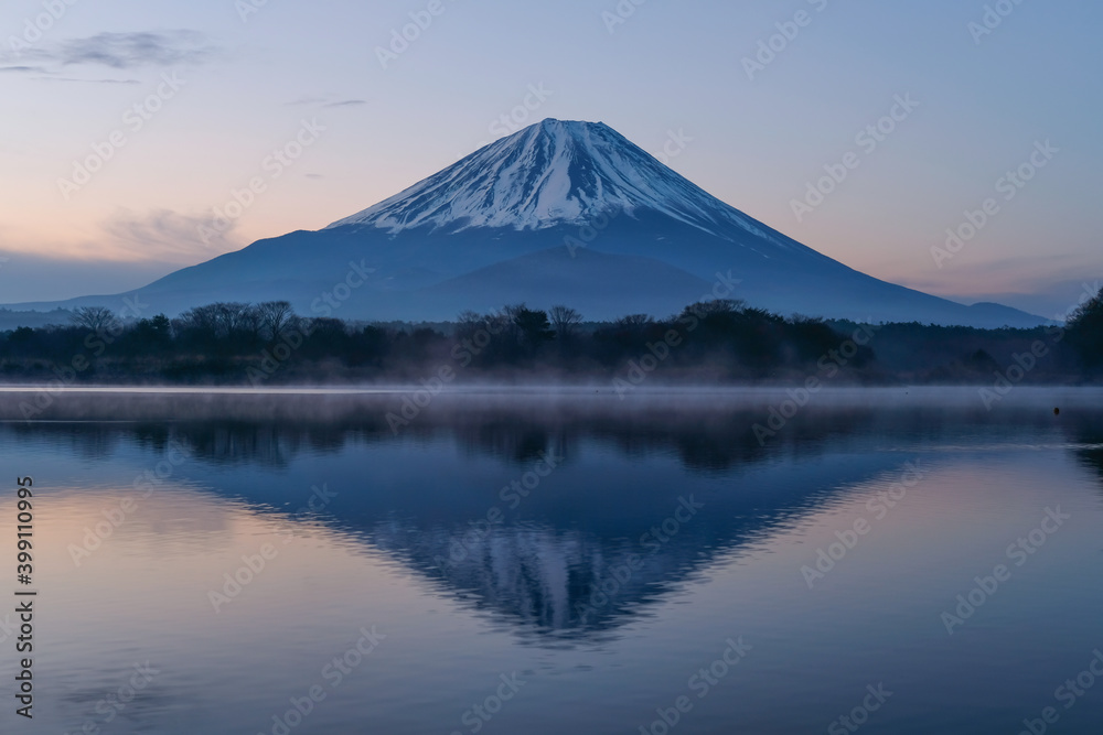 富士山と精進湖の朝焼け