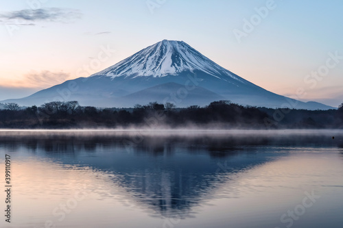 Fototapeta Naklejka Na Ścianę i Meble -  富士山と精進湖の朝焼け