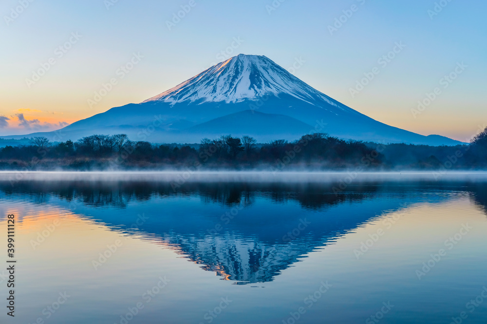 富士山と精進湖の朝焼け