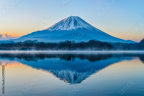 富士山と精進湖の朝焼け