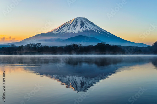 Fototapeta Naklejka Na Ścianę i Meble -  富士山と精進湖の朝焼け