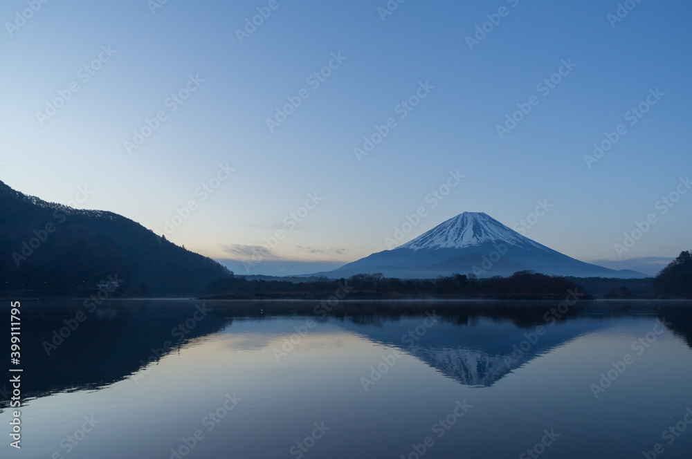 富士山と精進湖の朝焼け