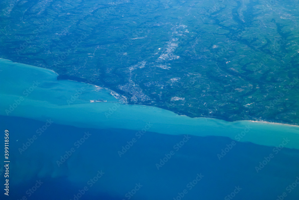 Puerto y costa de la localidad de Ortona, costa adriática de Italia. Vista aérea desde la ventanilla de un vuelo comercial.