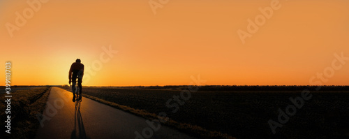 Rennradfahren in der Dämmerung