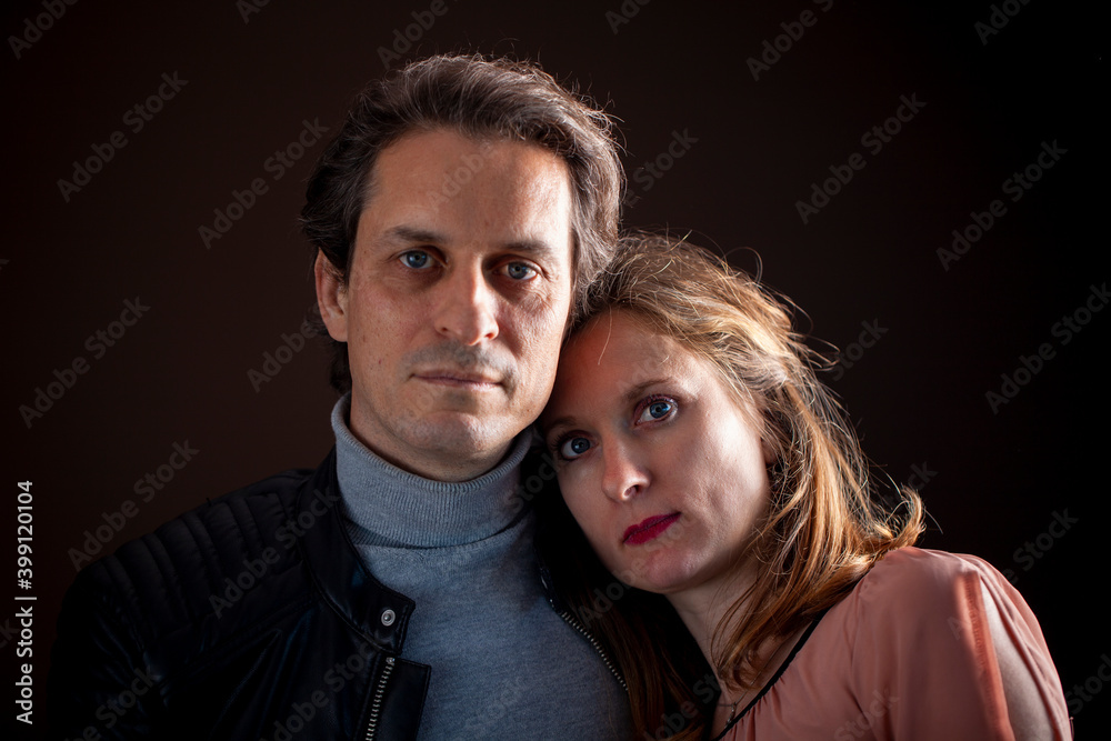 Retrato de pareja de mediana edad con gesto serio