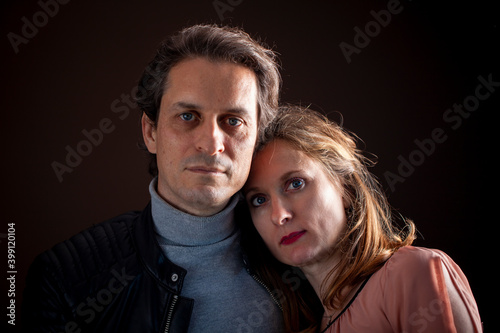 Obraz na płótnie Retrato de pareja de mediana edad con gesto serio w salonie