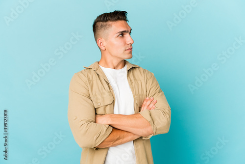 Young caucasian handsome man isolated dreaming of achieving goals and purposes