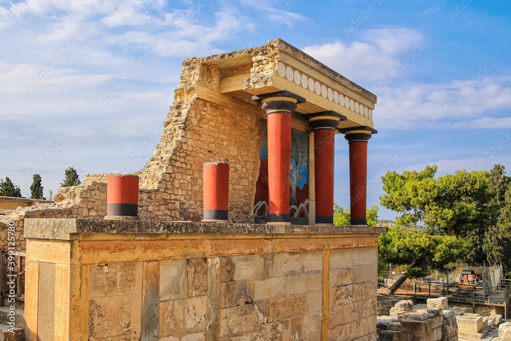 Fototapeta premium Fragments of the colonnade of the Palace of Knossos on the island of Crete