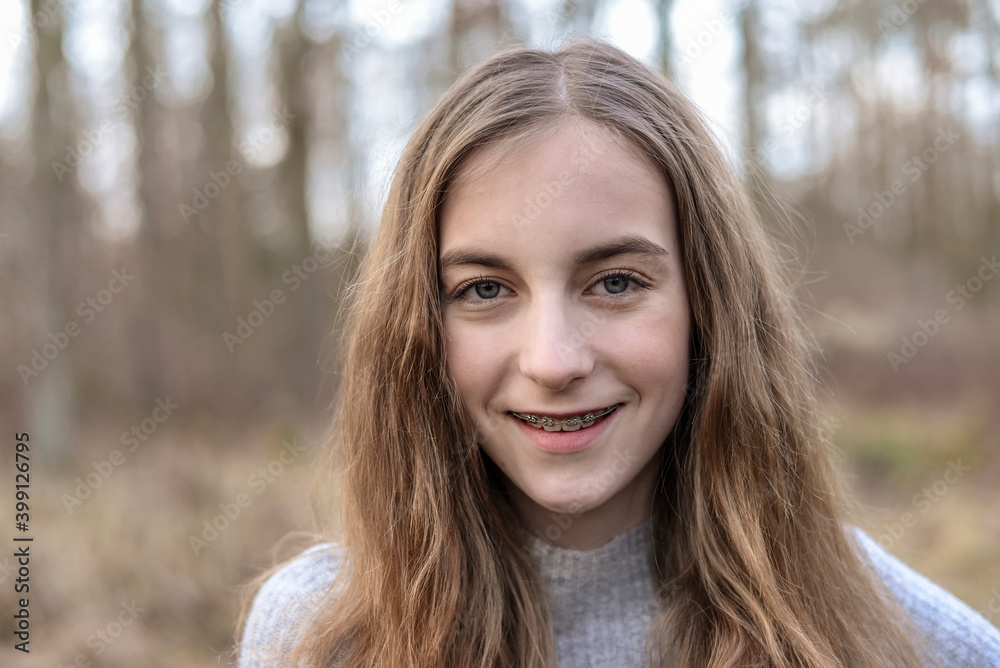 fröhliches Mädchen mit Zahnspange fröhliches Mädchen mit Zahnspange