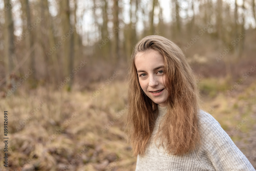 fröhliches Mädchen mit Zahnspange fröhliches Mädchen mit Zahnspange