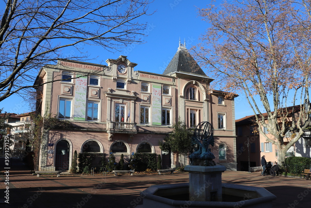 Ancienne mairie devenue conservatoire de musique et de théâtre, ville de Saint Priest, France