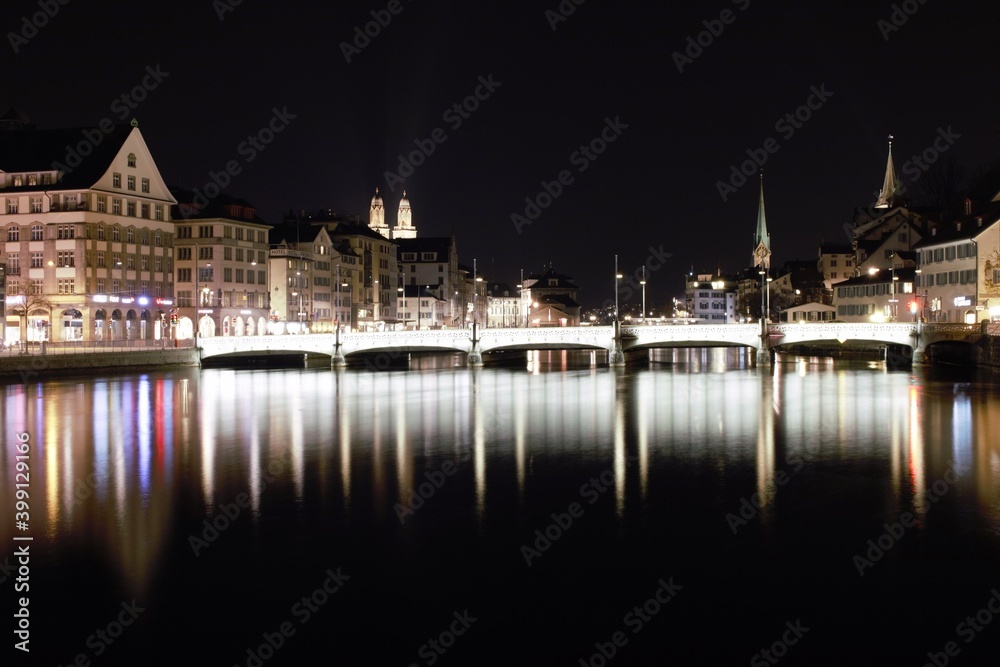 Zürcher Altstadt glänzt in der Nacht