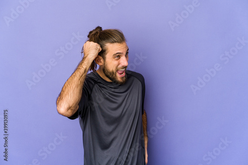Foto Young man with long hair look celebrating a victory, passion and enthusiasm, happy expression