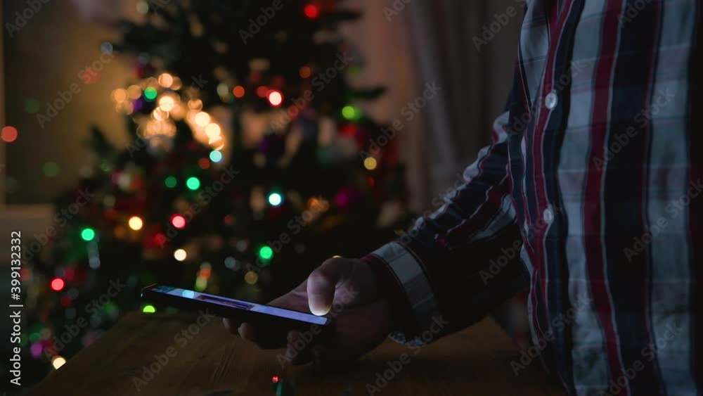 Ein Mann in Isolation versendet Weihnachtsgrüße
