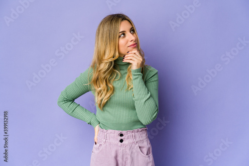 Young caucasian blonde woman relaxed thinking about something looking at a copy space.