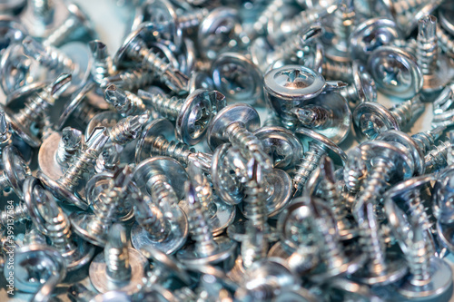  bulk screws for many jobs in the metalworking and construction industry