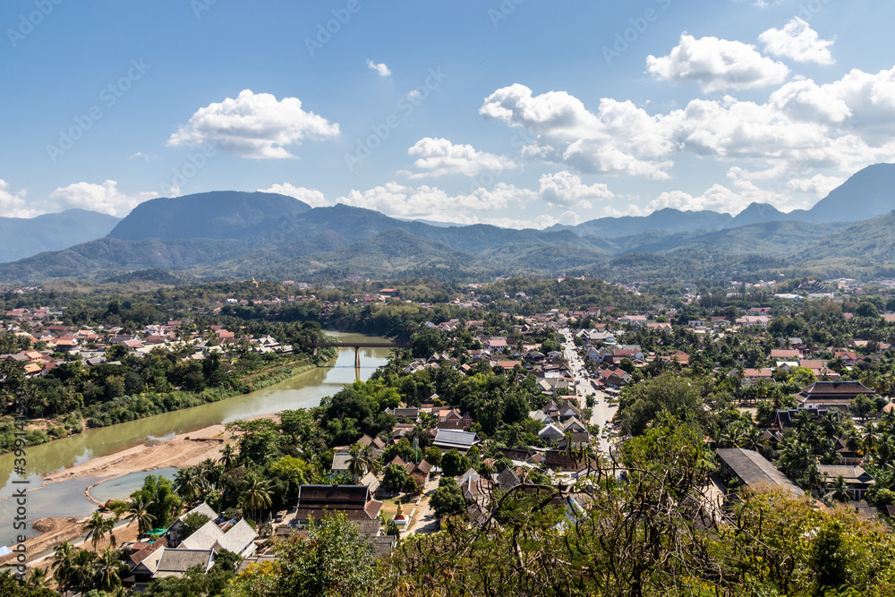 Paysage sur la ville et le fleuve à Luang Prabang, Laos