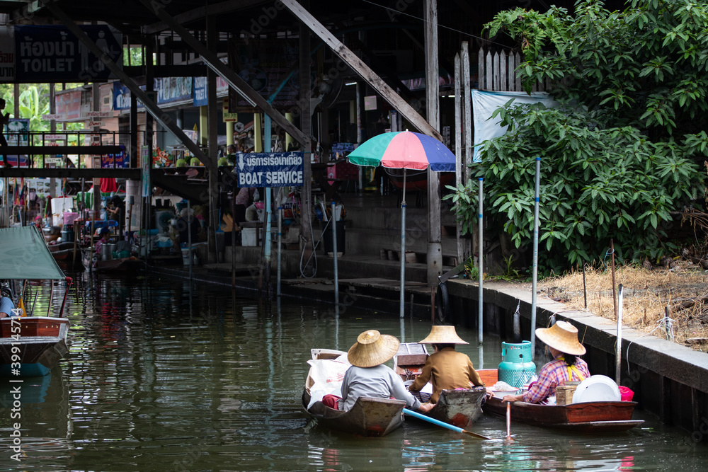 Obraz premium boats on the floating market - Thailand