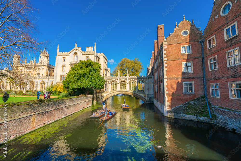 Fototapeta premium Bridge of sighs at sunny autumn day. Cambridge. England 