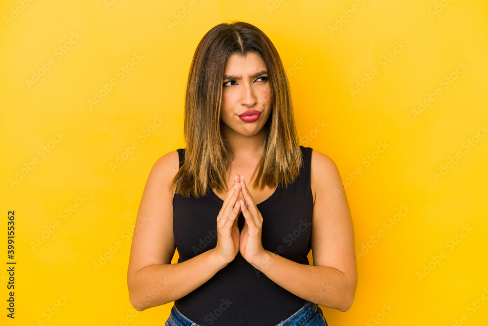 Obraz premium Young indian woman isolated on yellow background making up plan in mind, setting up an idea.