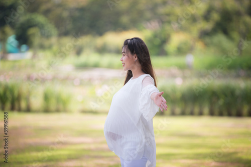Pregnant Asian women are exercising for prenatal health care in the park.
