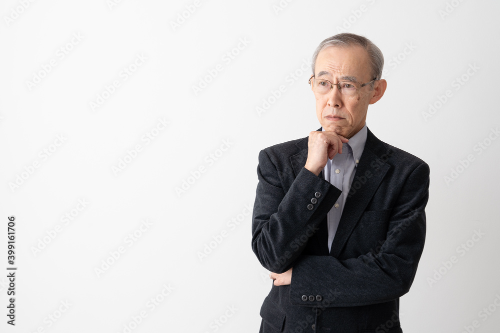 考え事をするシニア男性 ポートレート 考え事をするシニア男性 ポートレート