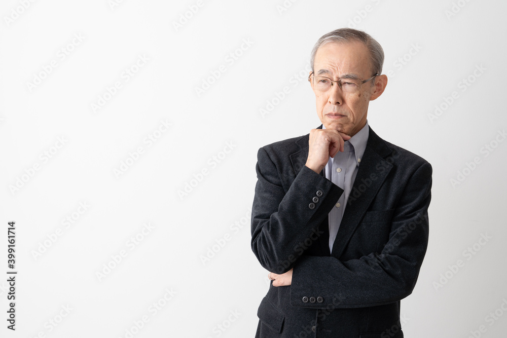 考え事をするシニア男性 ポートレート 考え事をするシニア男性 ポートレート