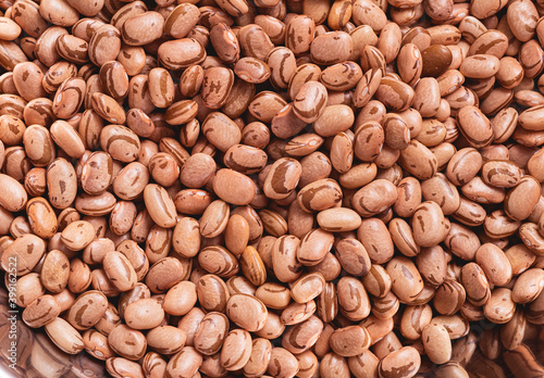 Fotografia Feijão carioca ( pinto beans ) dentro de uma vasilha de alumínio