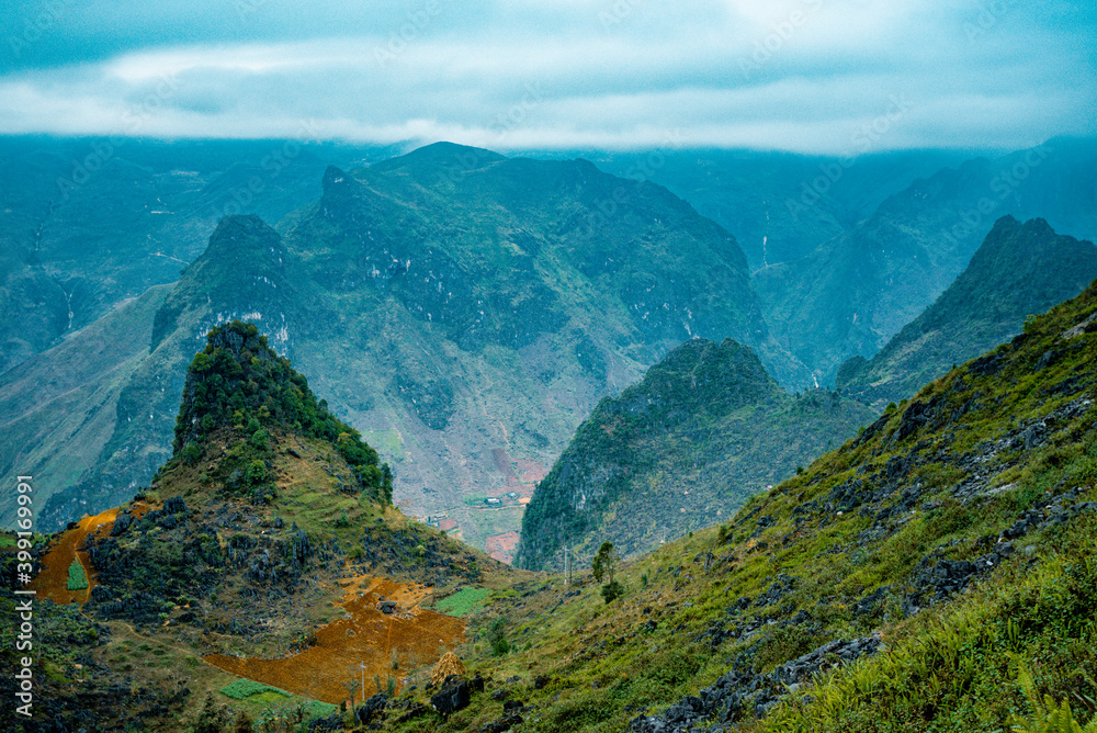 Fototapeta premium Nho Que Lake and Ma Pi Leng Mountain one of the most beautiful is a mountain and lake in Ha Giang, Vietnam.