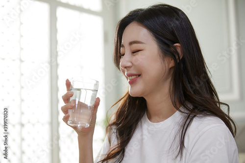 물컵을 든 여성