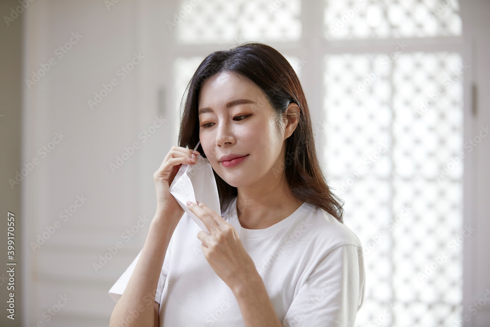집에서 마스크를 벗는 여성