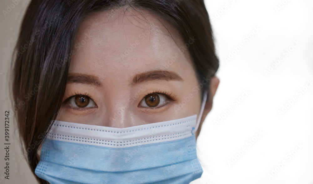 마스크를 착용한 여성 마스크를 착용한 여성