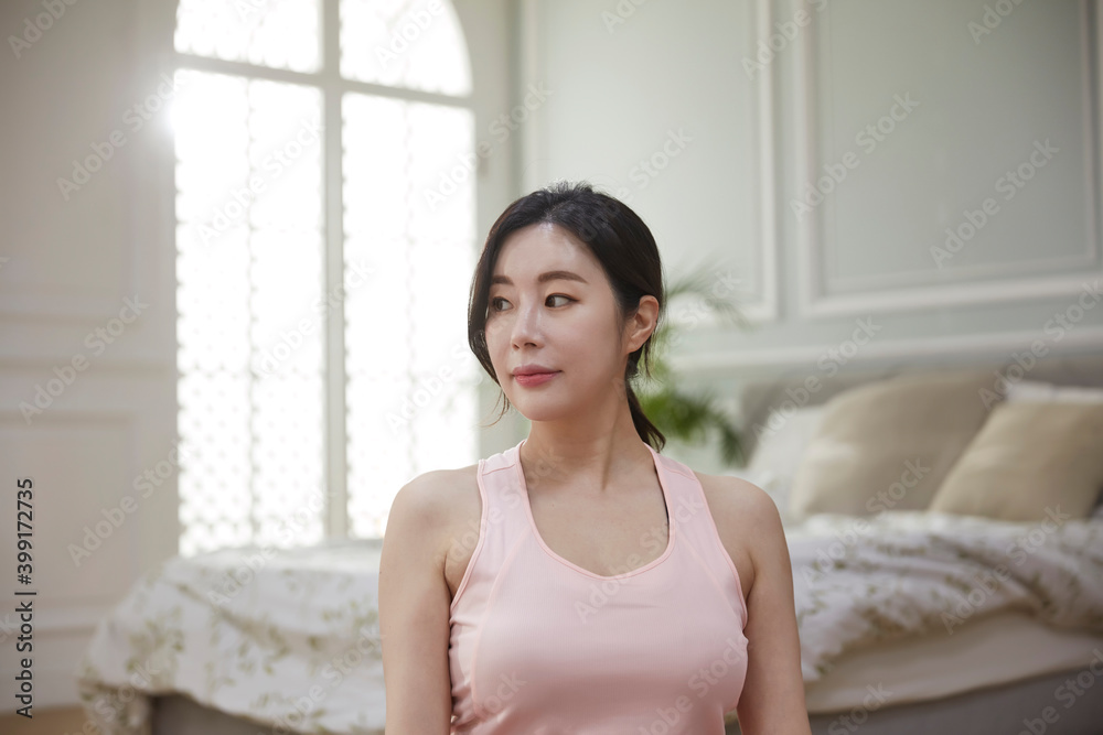 침실에서 요가하는 여성