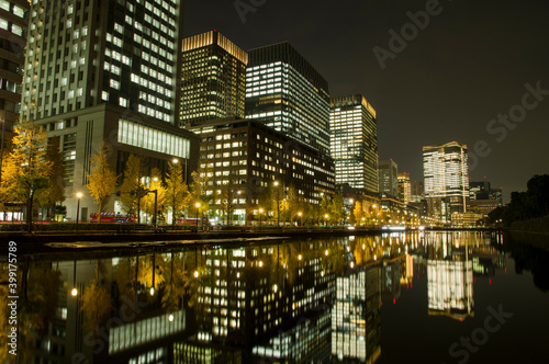 外堀の水面に反射する東京夜景