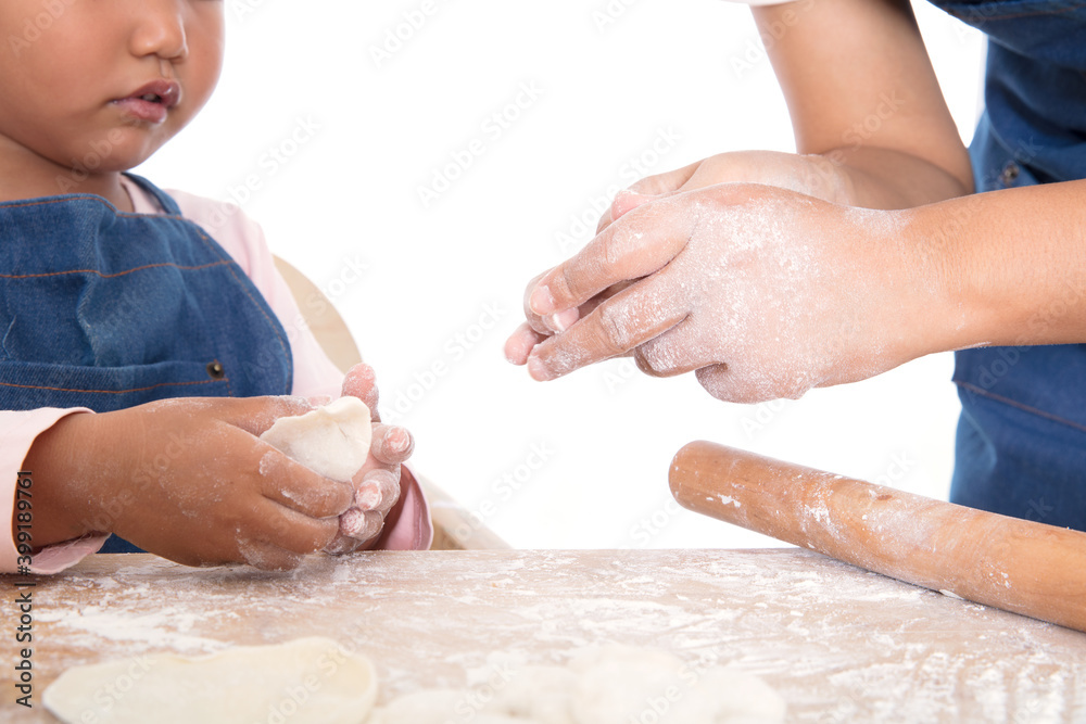 Mom teaches her children how to make dumplings through demonstration
