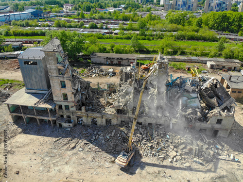 Fotografía Aerial view of the destruction of a grain elevator by construction equipment (Ki