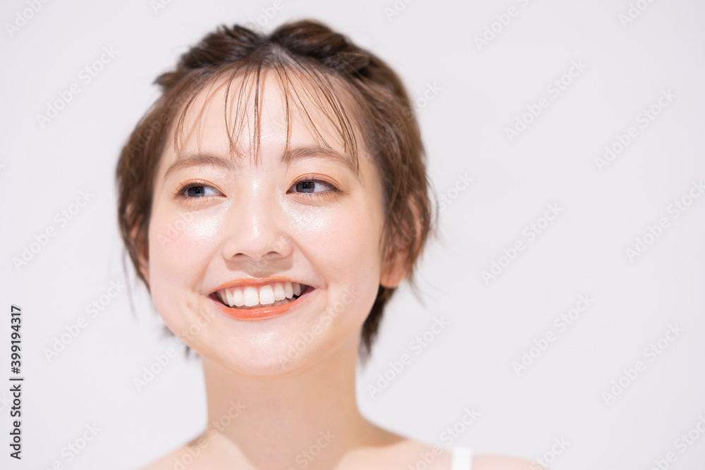メイクアップした若い女性 メイクアップした若い女性