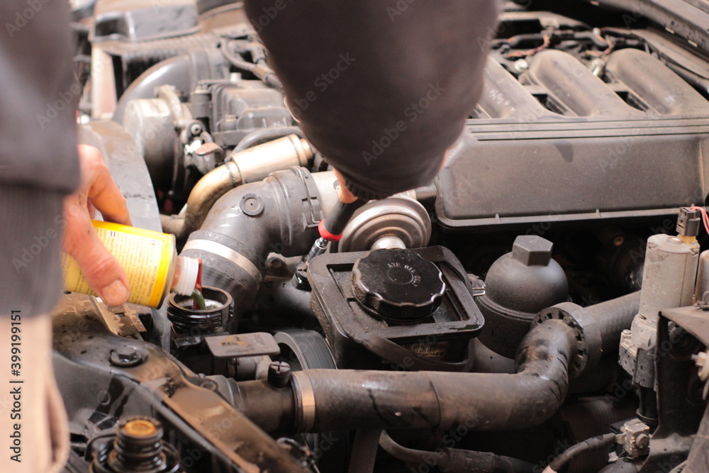 mécanicien qui irépare un moteur de voiture mécanicien qui irépare un moteur de voiture