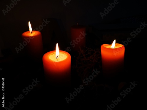 3. Adventsonntag, 3 brennende Kerzen am Adventkranz