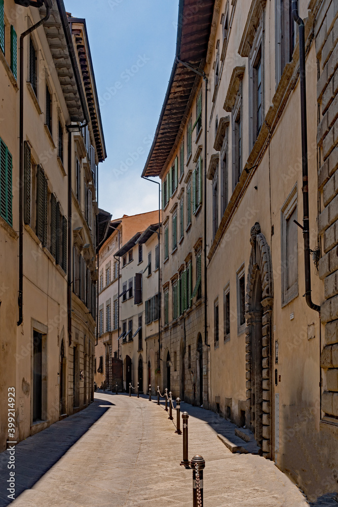 Gasse in der Altstadt von Arezzo in der Toskana in Italien 