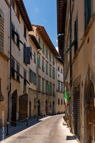 Stra  e in der Altstadt von Arezzo in der Toskana in Italien 