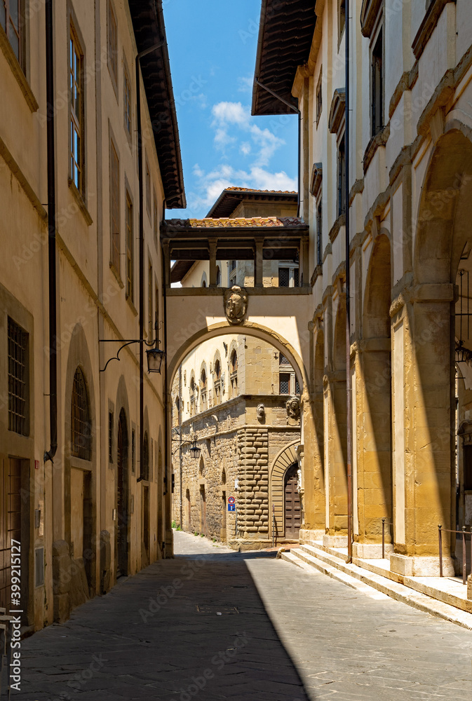 Straße in der Altstadt von Arezzo in der Toskana in Italien 