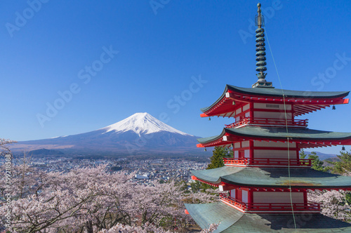 山梨県からの富士山と五重塔と桜