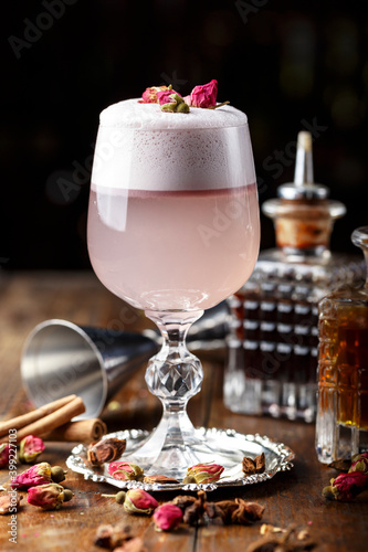 Fototapeta Naklejka Na Ścianę i Meble -  beautiful pink cocktail with foam